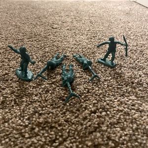5 plastic toy army men for kids.